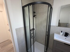 Douche, sèche-cheveux, serviettes fournies, savon