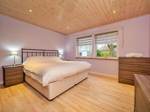 Travel cot, free WiFi, bed sheets