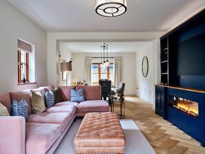 Living area - Stunning private villa for 8 people with WIFI, balcony and pets allowed (Exmouth)