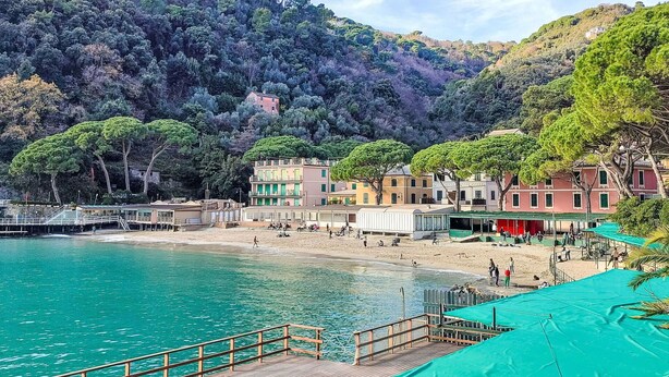 A coastal area with a wooden pier, beach, and buildings with balconies overlooking the sea. - Beautiful apartment for 4 guests with A/C, WIFI, TV and terrace (Santa Margherita Ligure)