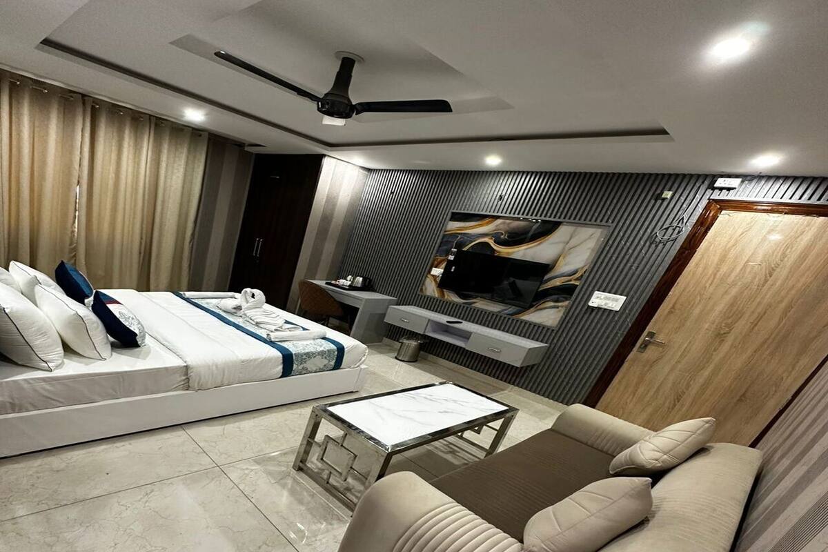 Une chambre d’hôtel moderne avec un lit, un canapé et une petite table.