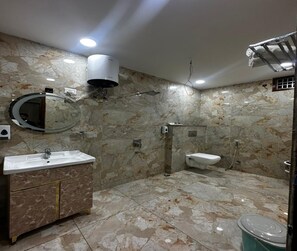 Deluxe Room | Bathroom | Towels, soap, shampoo, toilet paper - Minta Hotel and Banquet (Noida)