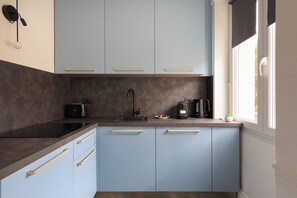 Een koelkast, een kookplaat, een vaatwasser, een waterkoker