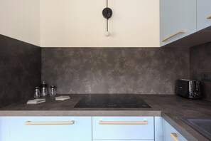 Jääkaappi, liesi, astianpesukone, vedenkeitin