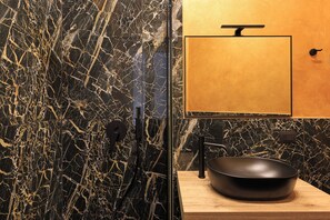 Suihku, hiustenkuivaaja, pyyhkeet, saippua