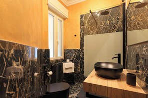 Een douche, een haardroger, handdoeken, zeep