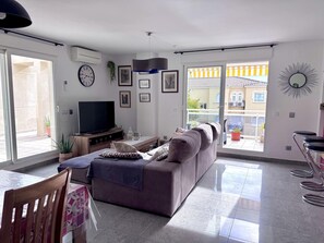 Living area - Cozy apartment near beach and center with air conditioning and parking (Denia)