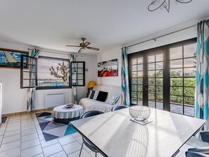 TV - Charming House in La Teste - 2 Bed, Terrace, Wi-Fi (La Teste-de-Buch)