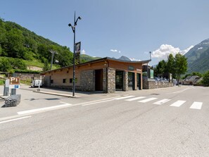 Exterior - House for 6 in Armenteule with WiFi and Pet Friendly (Loudenvielle-Armenteule)