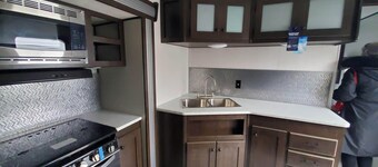 Camper sleeps up to 10, pets and atv friendly, backyard pool, local attractions