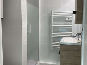 Bathroom - New T1 with Air Conditioning - Balaruc-les-Bains (Balaruc-les-Bains)