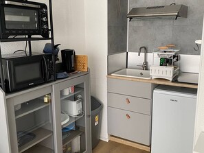 Fridge, microwave, oven, stovetop - Studio with balcony, free parking, near slopes (Arette)