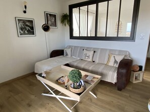 TV - Renovated apartment in Nouméa, marina, parking (Canet-Plage)