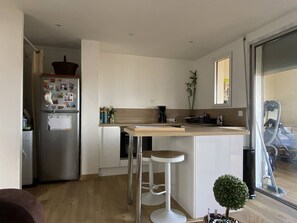 Fridge, microwave, oven, stovetop - Renovated apartment in Nouméa, marina, parking (Canet-Plage)