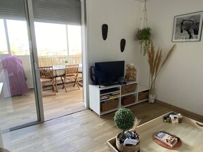 TV - Renovated apartment in Nouméa, marina, parking (Canet-Plage)