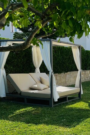 Property grounds - Modern villa with private garden and pool. Ideal for families or small groups. (Las Palmeras)