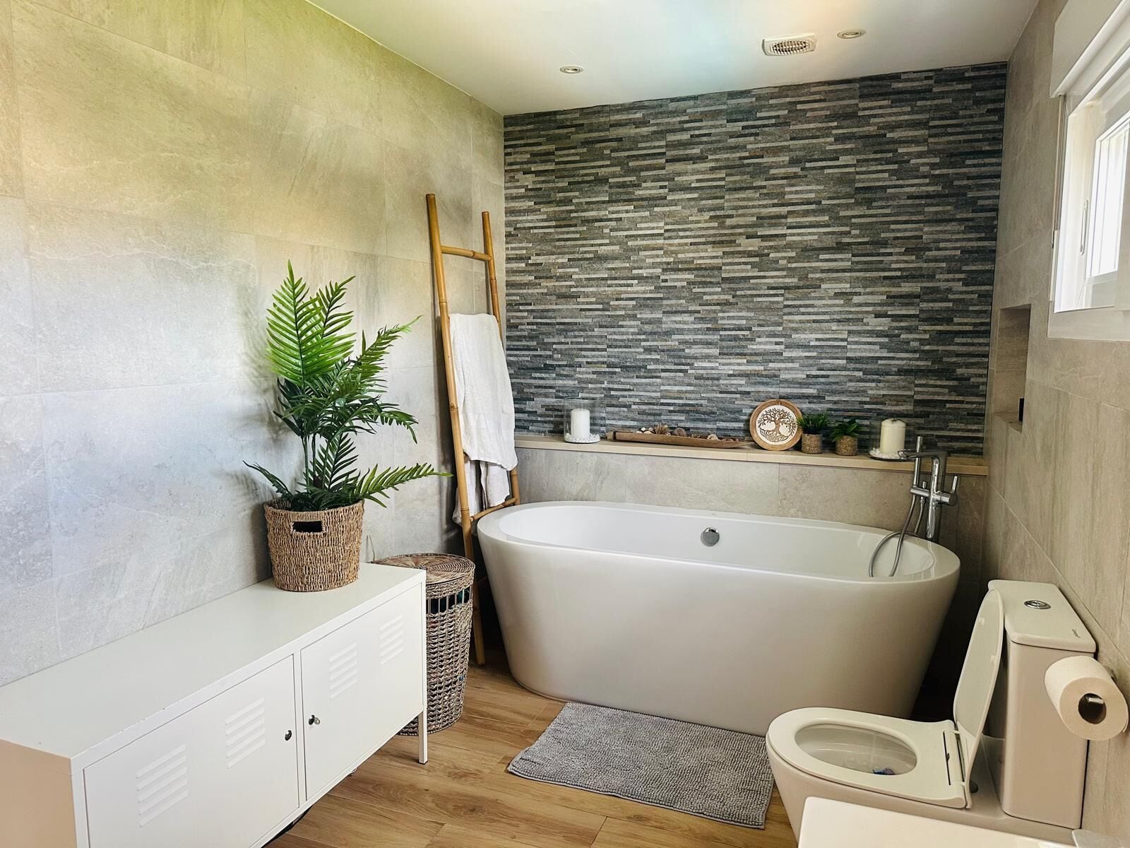 Shower, hair dryer, bidet, towels