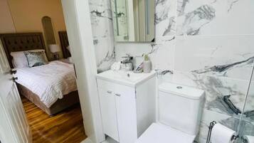 Chuveiro/banheira combinados, banheira de imersão, secador de cabelo