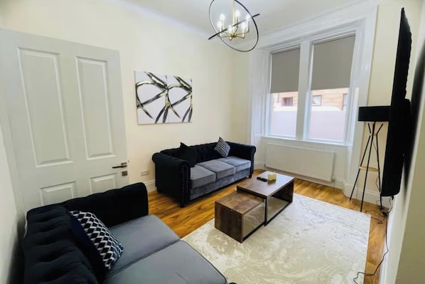 Living area - Near Hampden - Parking - Wifi - Sleeps 6 (Glasgow)