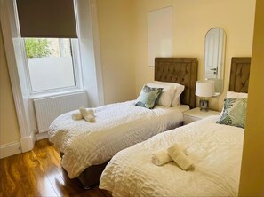 3 bedrooms, iron/ironing board, free WiFi, bed sheets - Near Hampden - Parking - Wifi - Sleeps 6 (Glasgow)