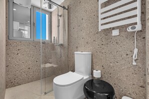 Een douche, een haardroger, handdoeken, zeep