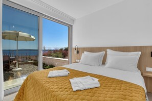 Een strijkplank/strijkijzer, internet, beddengoed