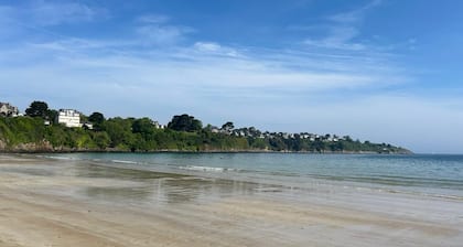 Family apartment with breathtaking sea views! Tennis court and beach 50m away.