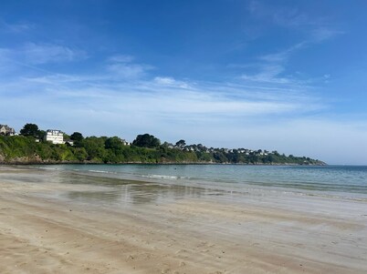 Family apartment with breathtaking sea views! Tennis court and beach 50m away.