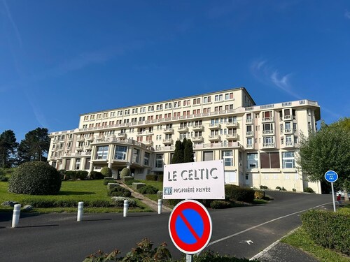 Family apartment with breathtaking sea views! Tennis court and beach 50m away.