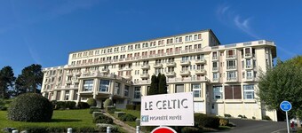 Family apartment with breathtaking sea views! Tennis court and beach 50m away.