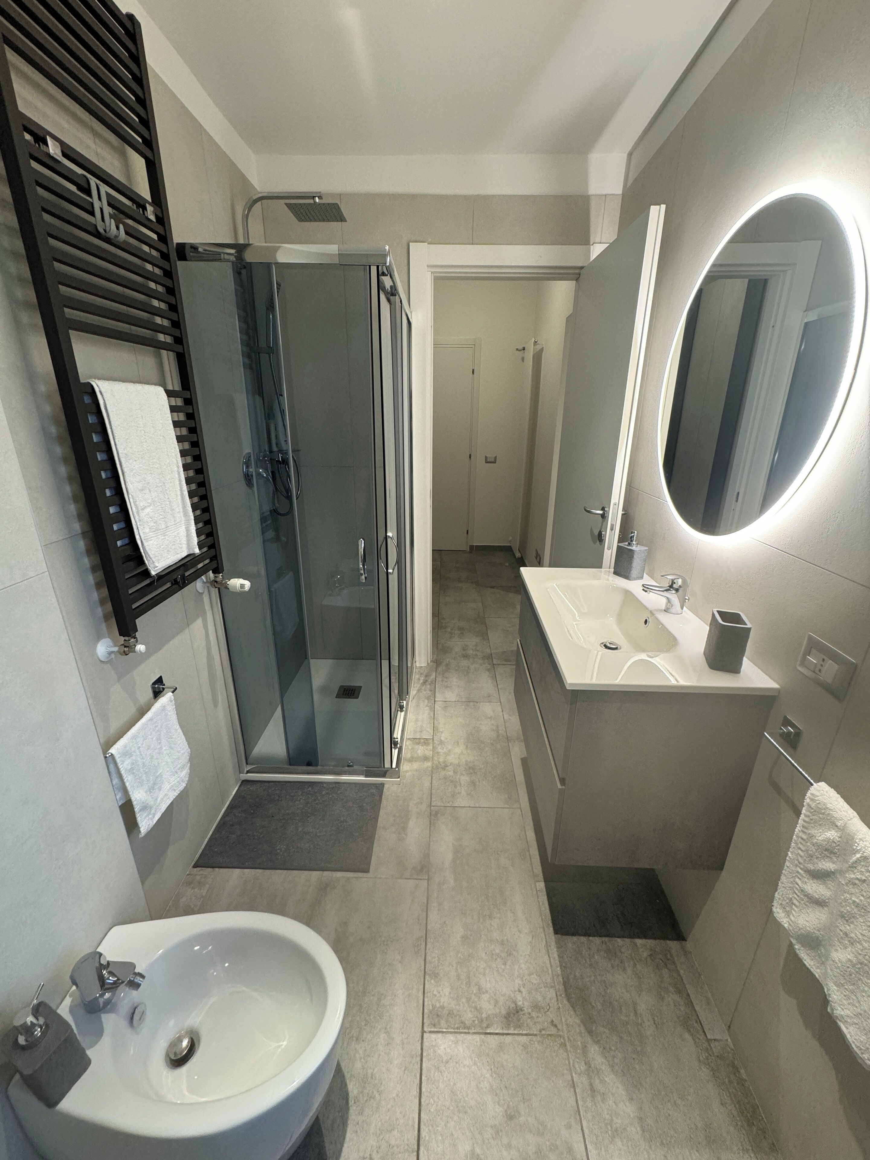 Doccia, asciugacapelli, bidet, asciugamani