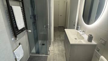 Doccia, asciugacapelli, bidet, asciugamani