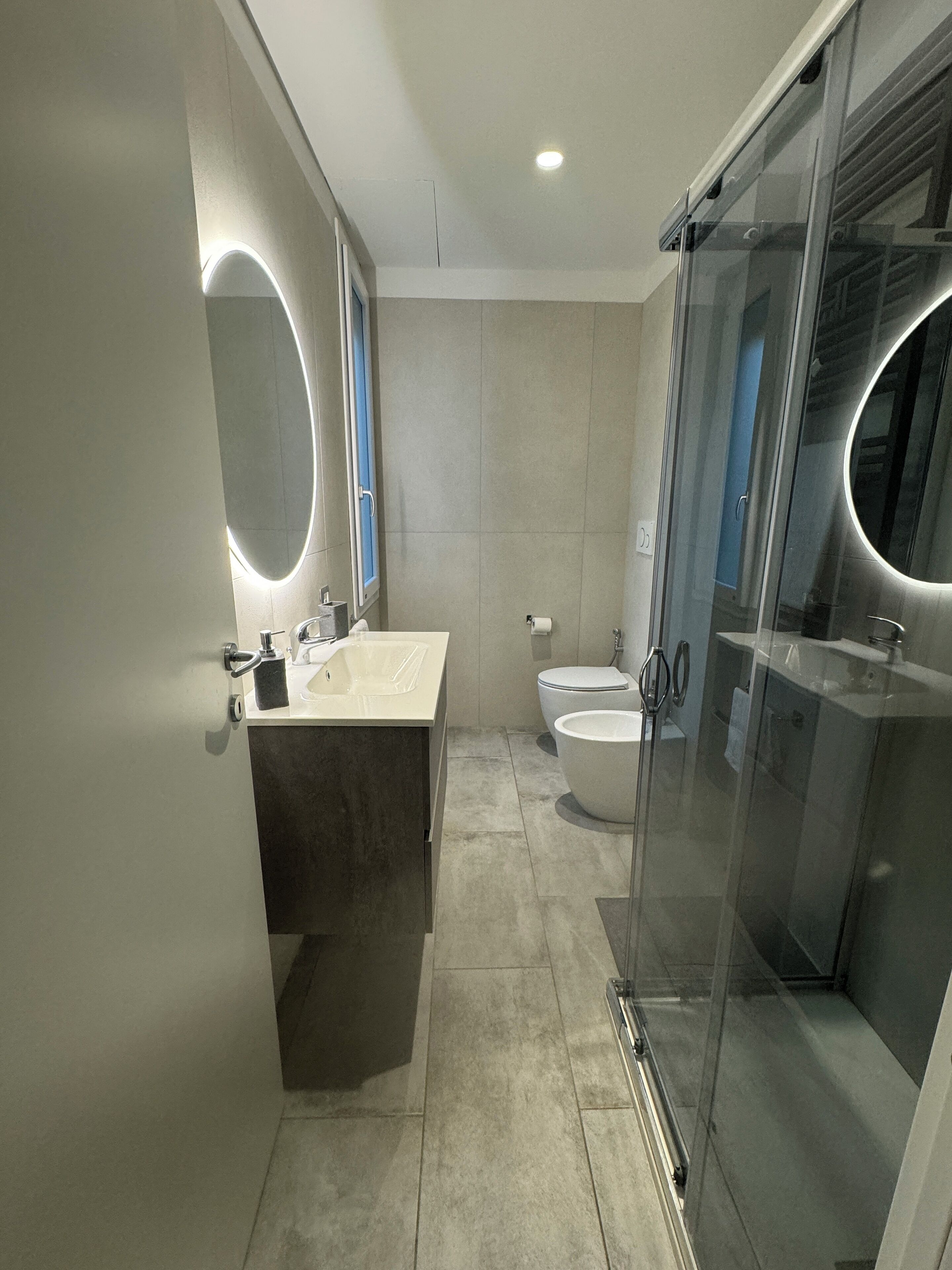 Dusj, hårføner, bidé og håndklær