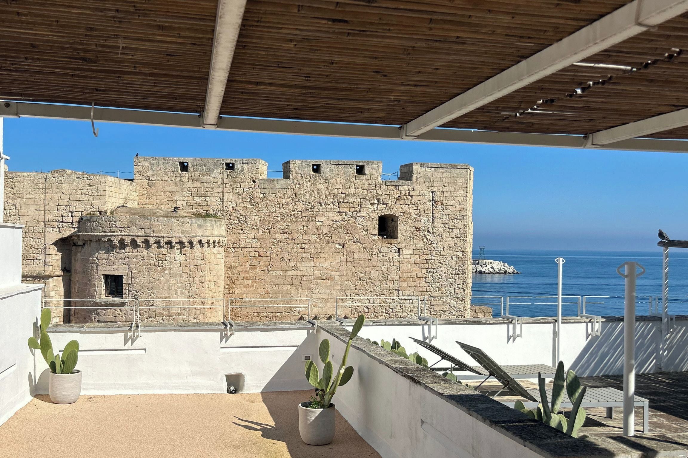 Panoramic-Maisonette, 1 Queen-Bett und Schlafsofa, Küche, Meerseite | Terrasse/Patio