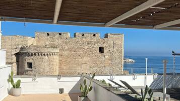 Panoramic-Maisonette, 1 Queen-Bett und Schlafsofa, Küche, Meerseite | Terrasse/Patio