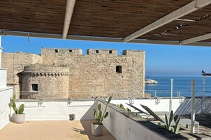 Alloggio panoramico su due livelli, 1 letto queen con divano letto, cucina, fronte mare | Terrazza/patio