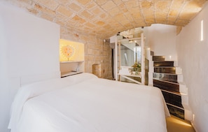 Romantic Duplex, Sea View | Hypo-allergenic bedding, individually decorated, individually furnished - Seafront Apartments by Carlo V Castle, Monopoli Old Town - HelloAPULIA Al Castello di Amec (Monopoli)