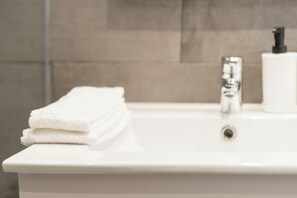 Shower, hair dryer, towels, soap - Lisbon Oriente Apts by Olala Homes  (Lisbon)