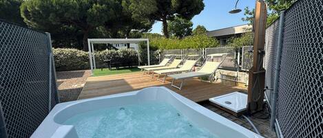 Bain à remous extérieur