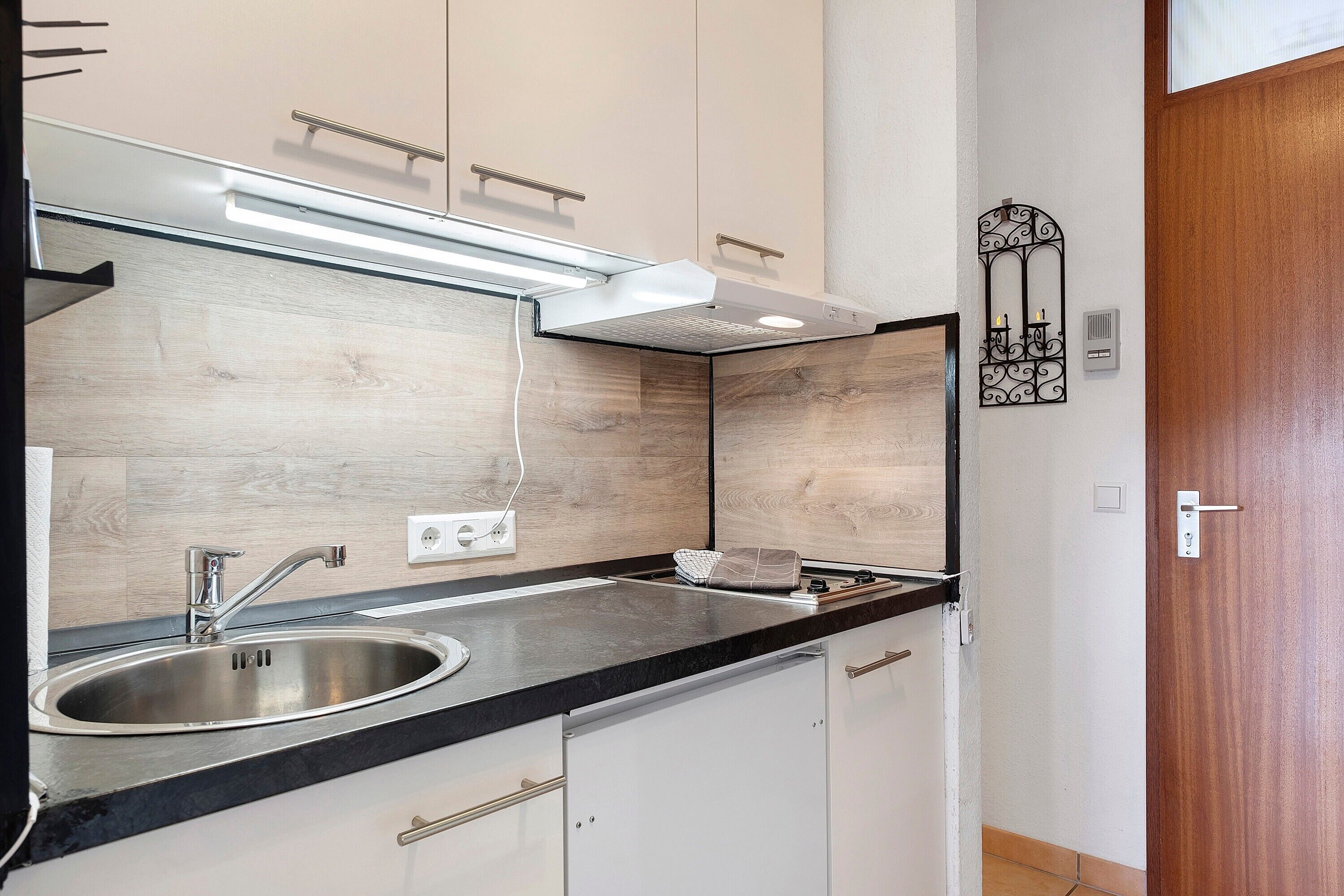 Frigorífico, microondas, horno y placa de cocina