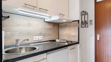 Frigorífico, microondas, horno y placa de cocina