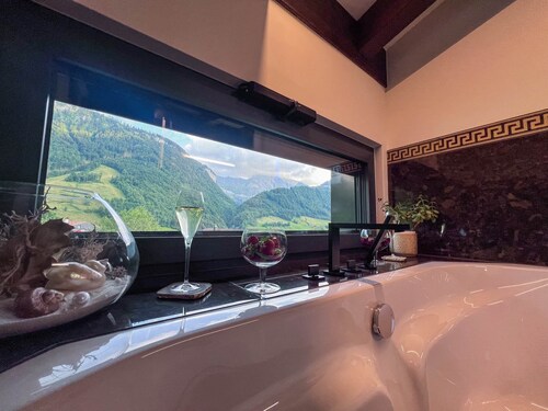 Exklusive Luxusvilla mit Panorama-Seeblick, Alpen & Spa