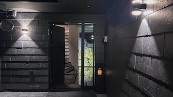 Ein moderner Flur mit einer Treppe, die zu einem hellen Innenraum führt.