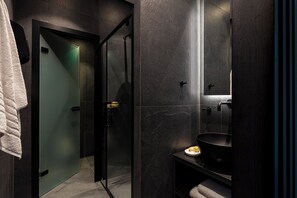 Dusche, Haartrockner, Handtücher, Seife