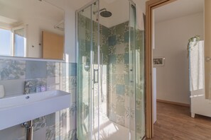 Shower, hair dryer, bidet, towels - Dream Lake Home by Varenna Holidays (Varenna)