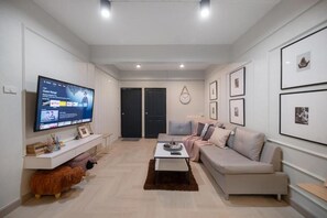 Living area - FunnD Mrt lat phrao 5Beds NetflixYouTube (Bangkok)