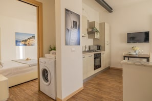 Jääkaappi, mikroaaltouuni, uuni, kahvin-/teenkeitin