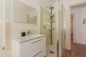 Shower, hair dryer, bidet, towels - Above the Lake by Varenna Holidays (Varenna)
