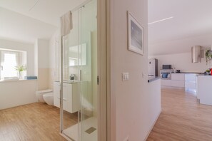 Ducha, secador de pelo, bidet, toallas