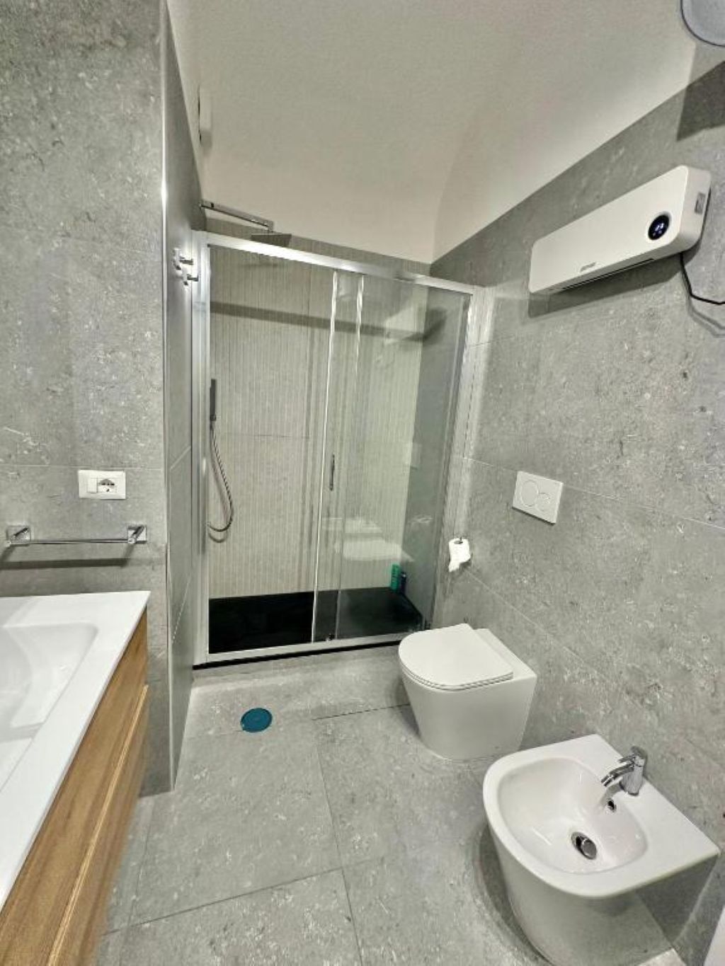 Ducha, secador de pelo, toallas, jabón